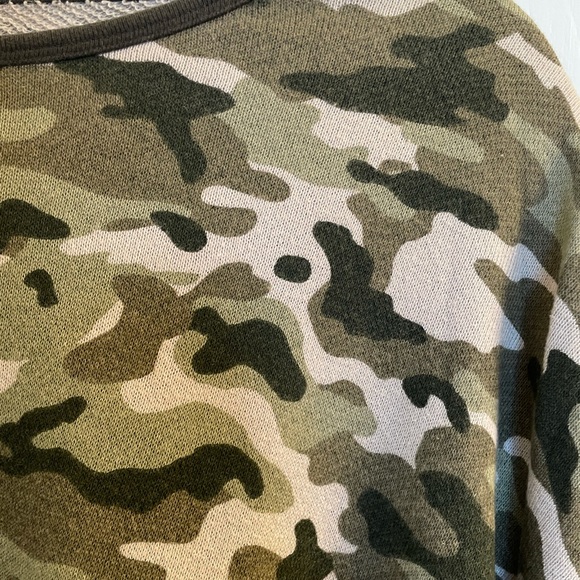 Green camo/camouflage pattern long sleeve sweater - Picture 3 of 3